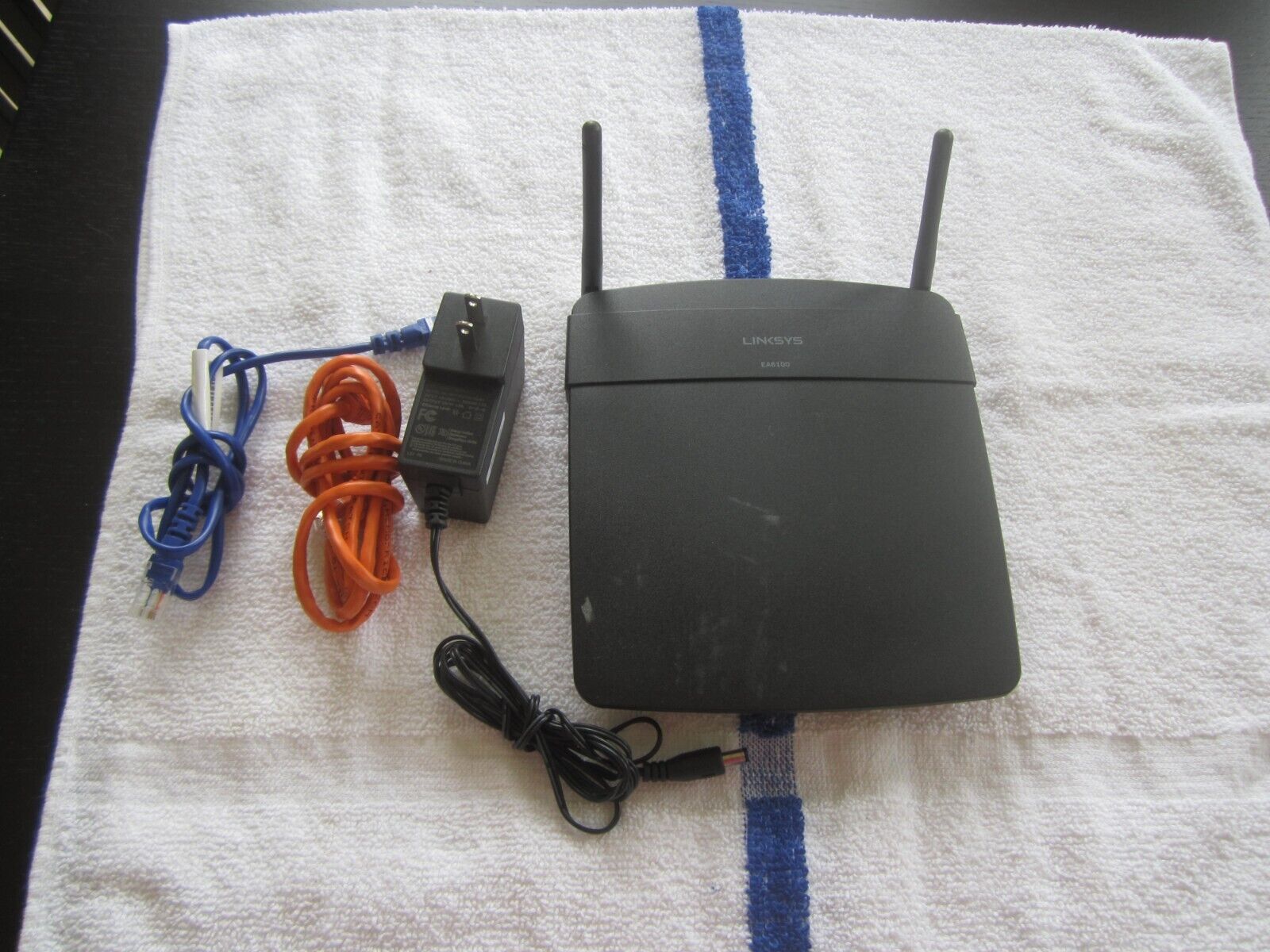 LINKSYS EA6100 AC1200 DualBand WIRELESS Router w/PwrCord & TWO CABLES - WORKS