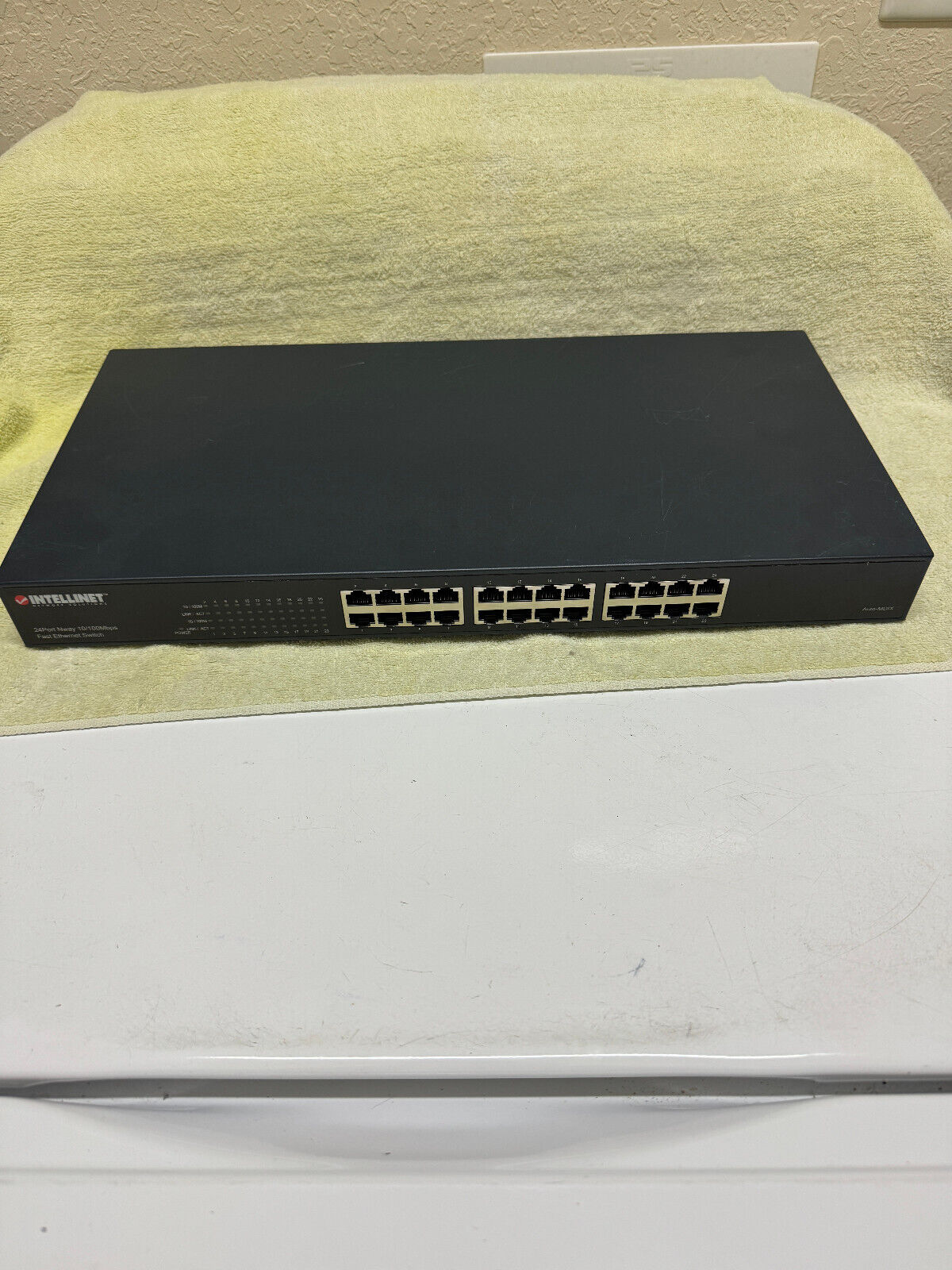 Intellinet 520416 24-Port Switch - PARTS/REPAIR