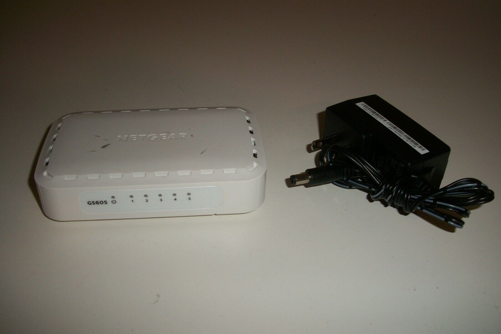 Netgear GS605v5 5 Port 10/100/1000m Switch W/ Power Adapter