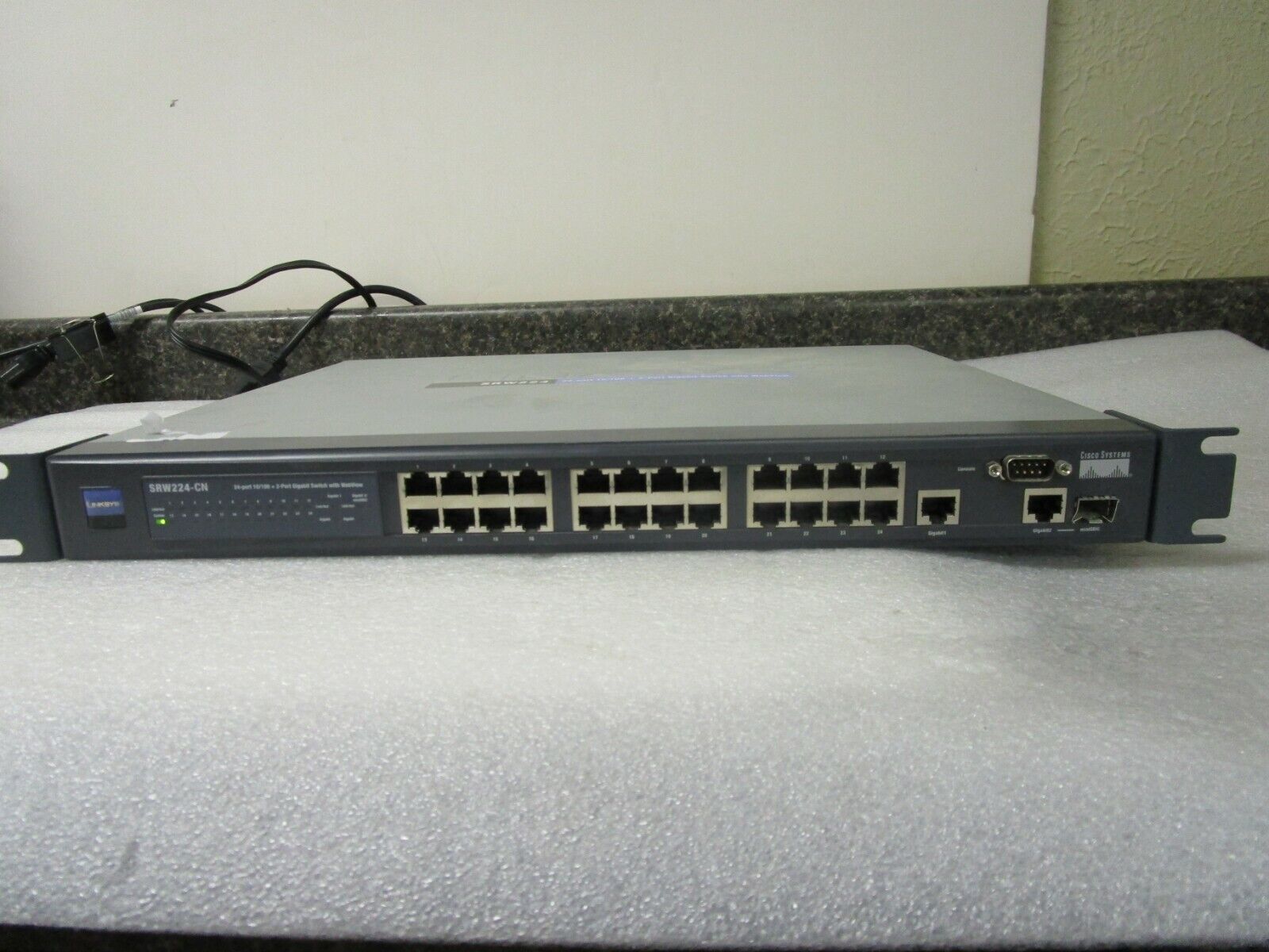 Cisco Linksys SRW224-CN 24-Port 10/100 +2 Port Gigabit Switch with WebView