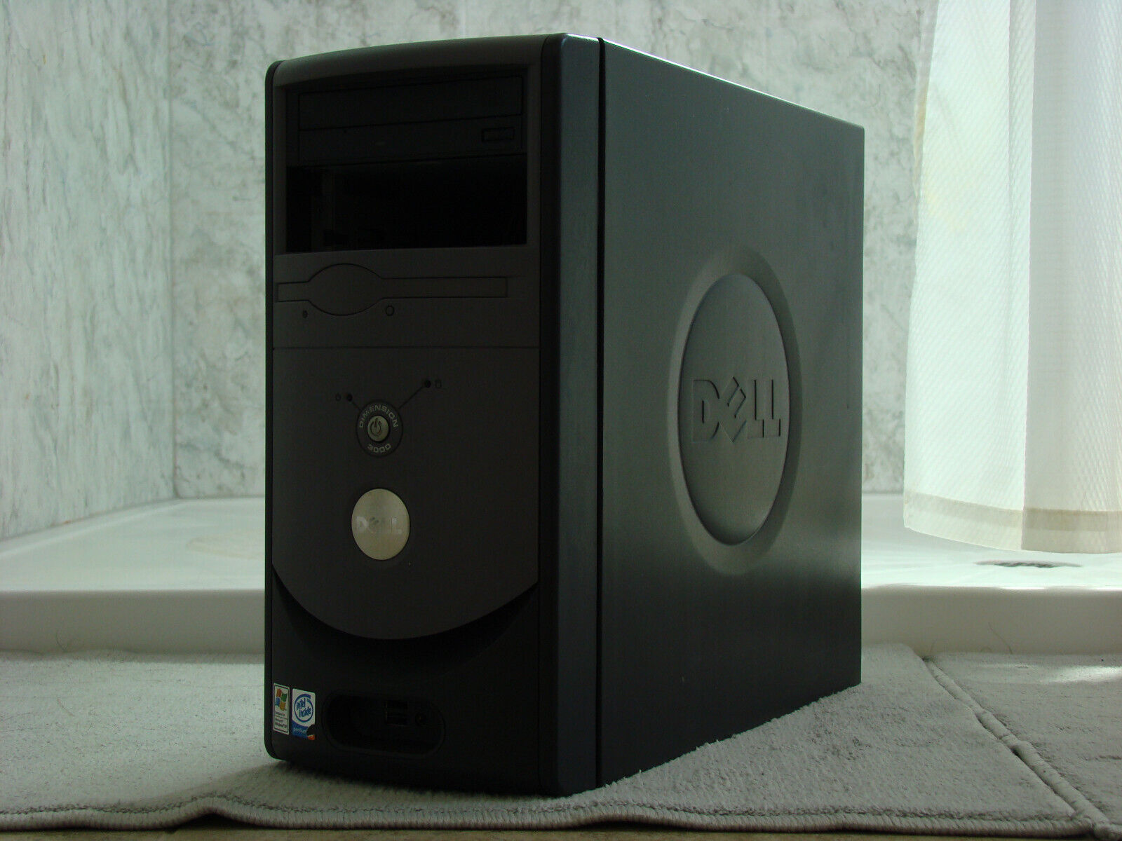 Dell Dimension 3000 - Intel Pentium 4 @ 2.8 GHz, 512MB DDR, 40GB hard drive
