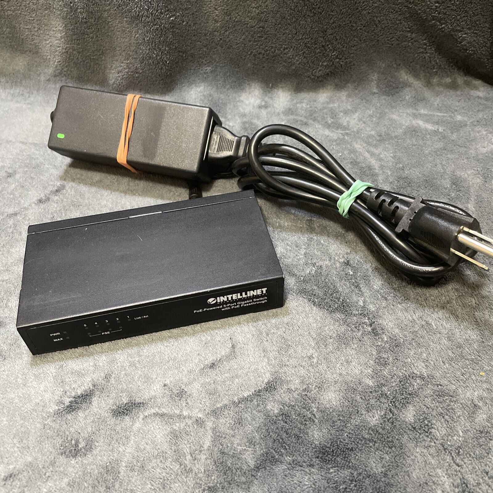 Intellinet PoE-Powered 5-Port Gigabit Switch with PoE Passthrough 561808