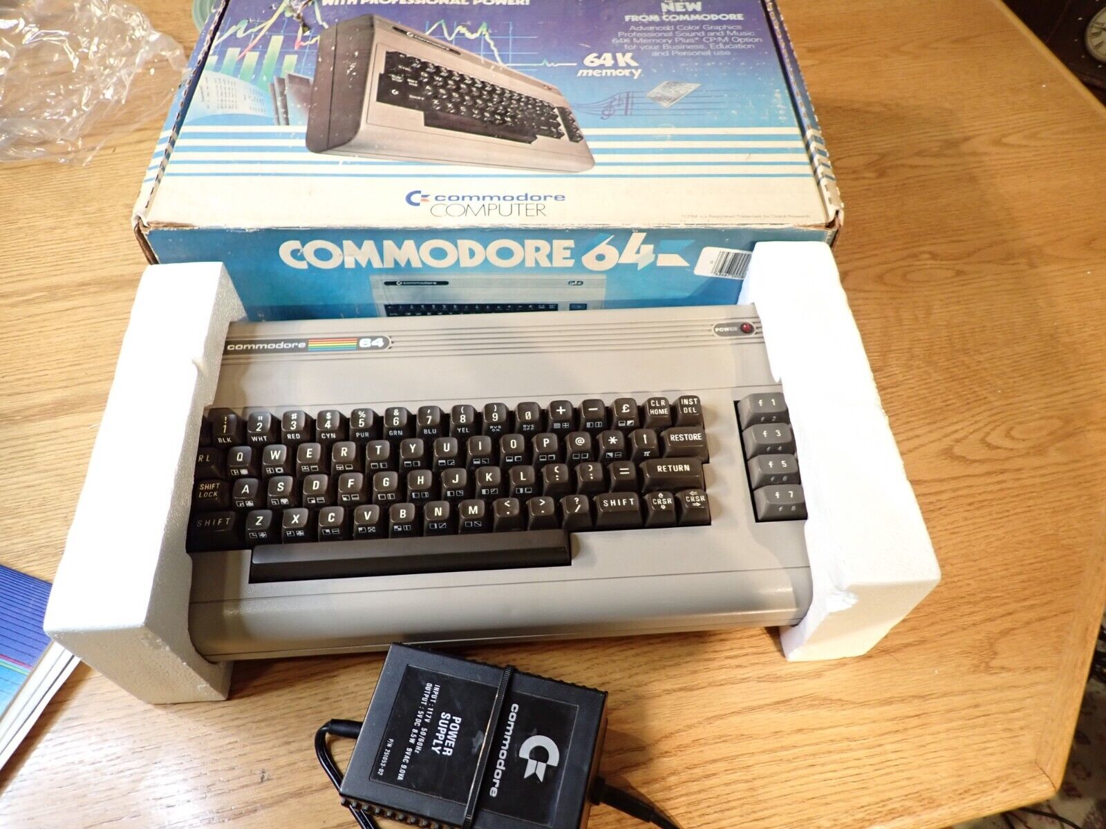 Nice/clean Vintage Commodore 64 Computer Power Light Turns on w/power cable /box