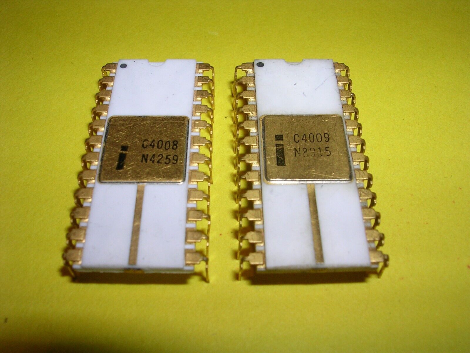 Intel C4008 / C4009 Pair - Standard Memory and I/O Interface for 4004 (C4004)