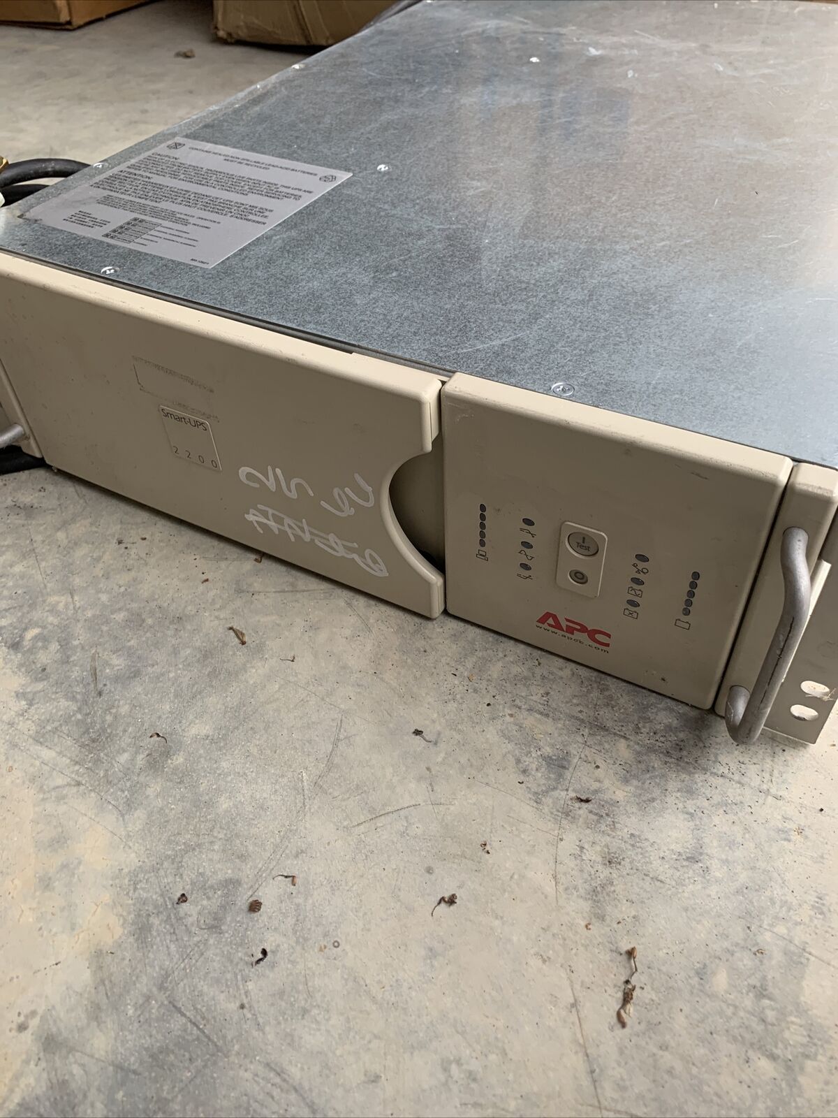 APC SMART-UPS 2200 SU029RM3U AP9606 Uninterruptible Power Supply 120 volt *READ*