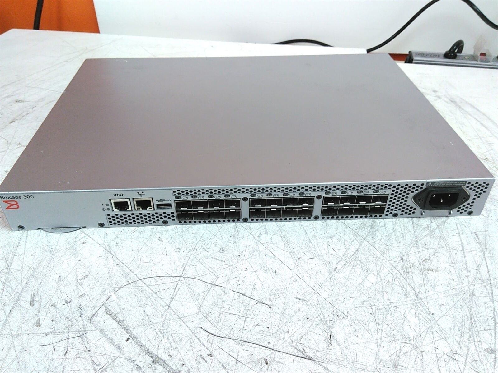 Brocade 300 DL-320-1008 24 Port Fiber Channel SFP Network Switch 