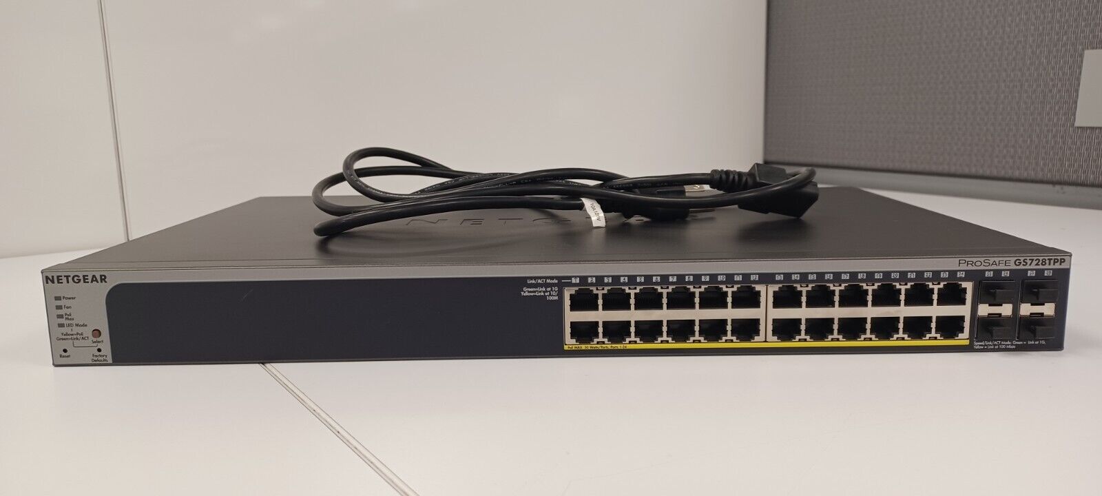 NETGEAR 28-Port PoE Gigabit Ethernet Smart Switch (GS728TPP) - w/power cord
