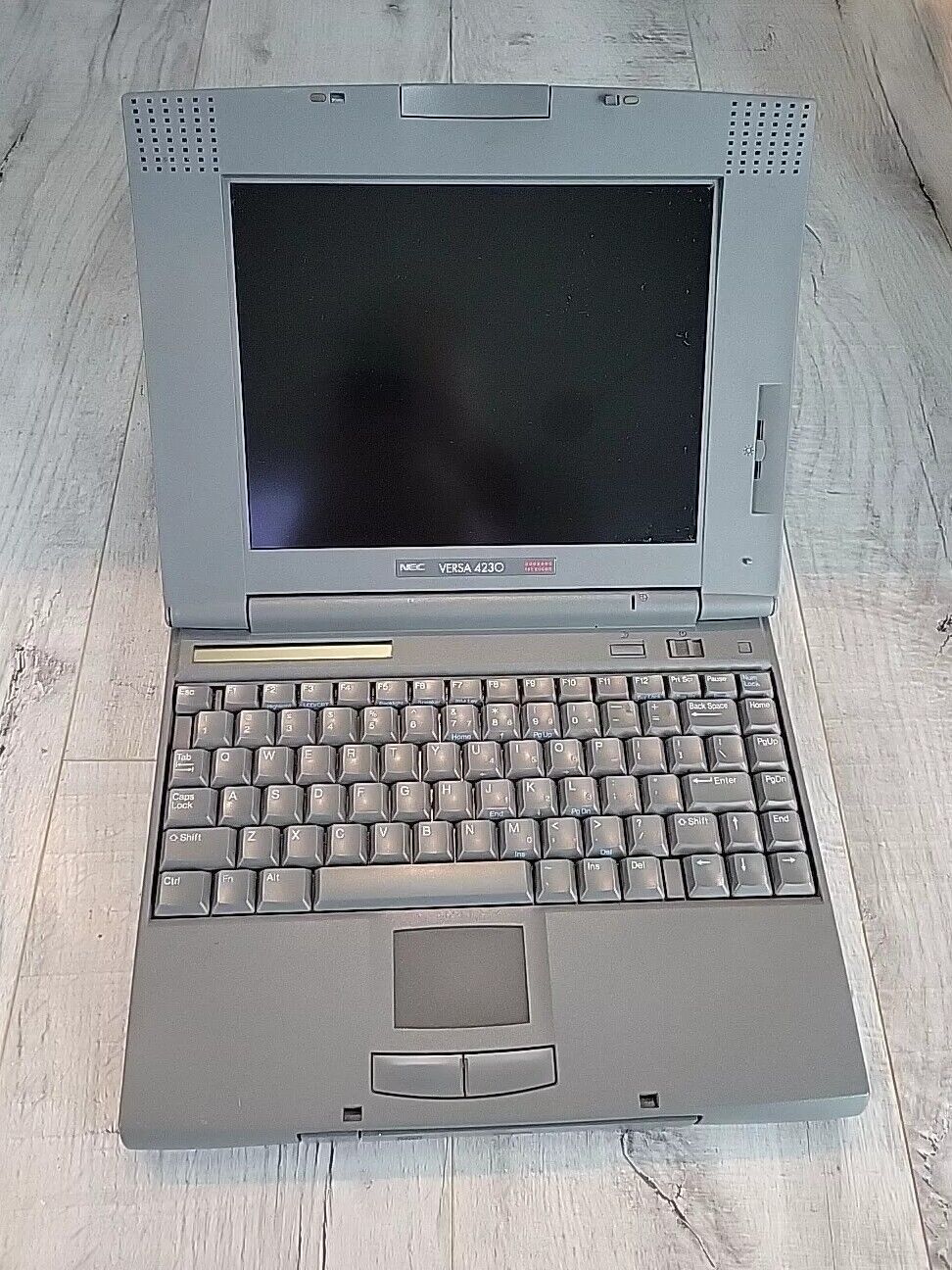 1993 Nec Versa 4230 Laptop Computer Dos Gaming Computer Screen Has Small Crack