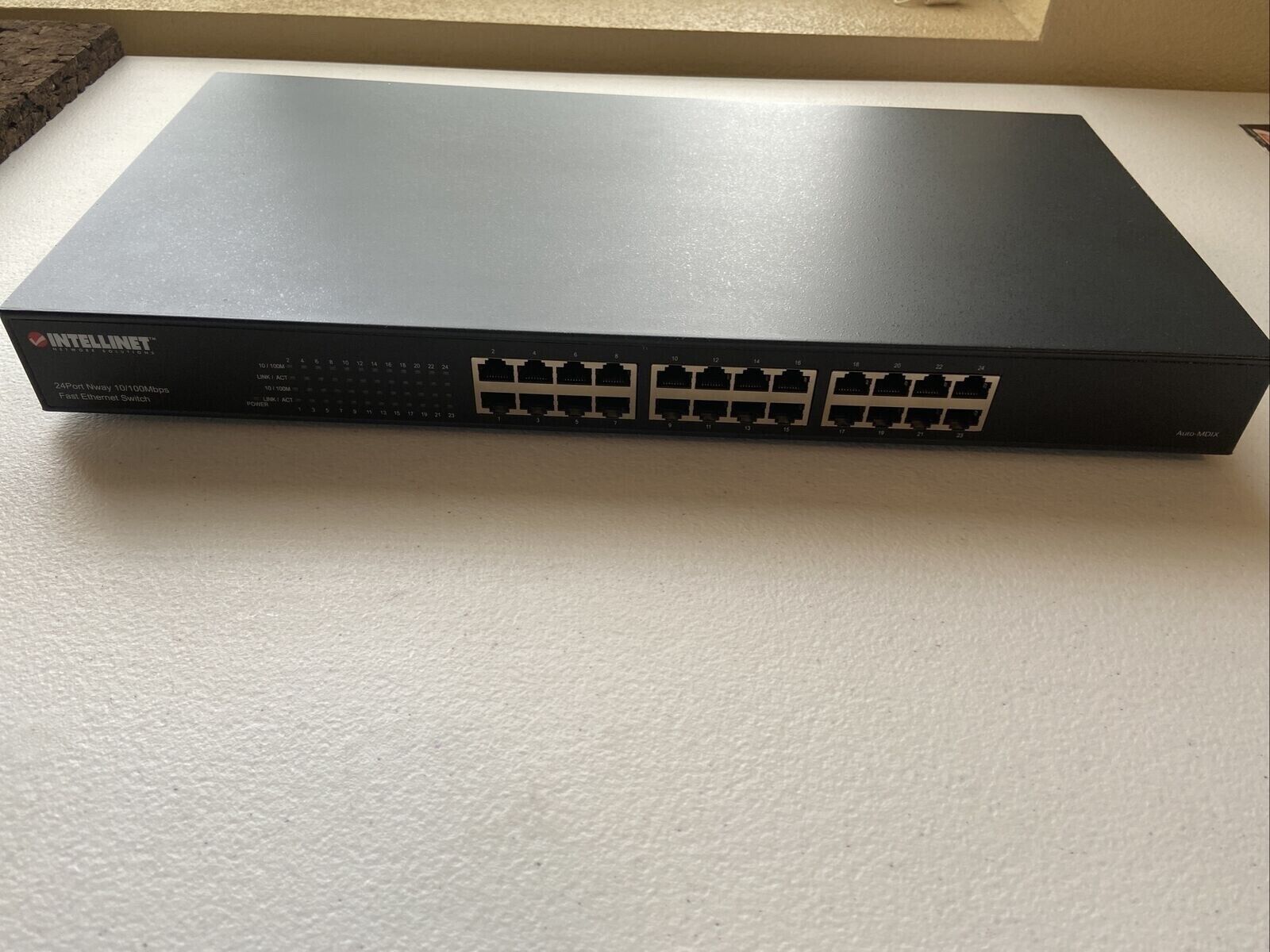 Intellinet 24 port Nway 10/100 Mbps Fast Ethernet Switch Clean Works Perfectly