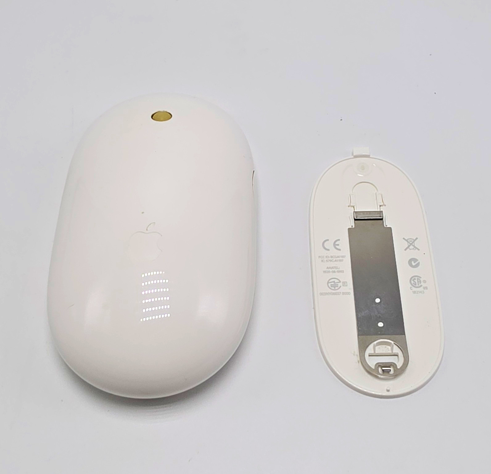 Apple A1197 Wireless Optical Mouse, White, Scroll Wheel, 2-Button, 800 DPI