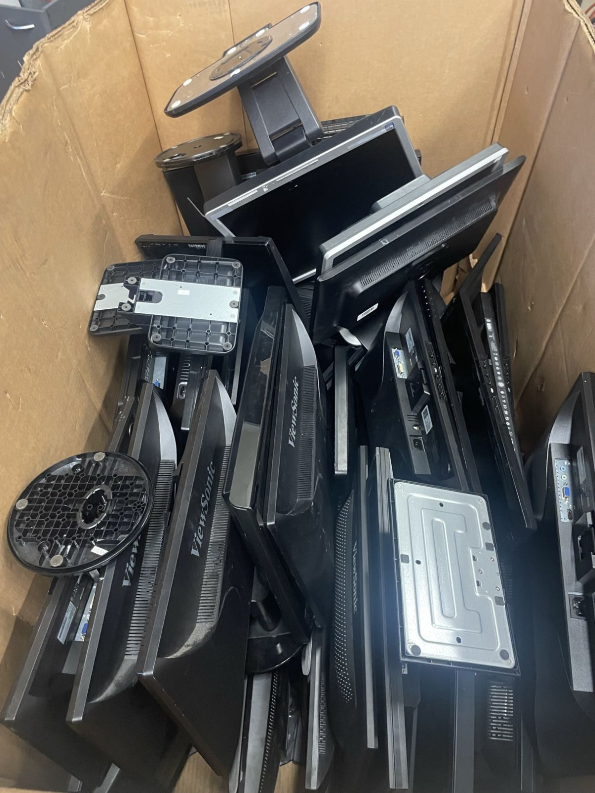 MISCELLANEOUS COMPUTER MONITORS - TESTED TO POWER ON AND NOT SMASHED  ~54pcs LOT