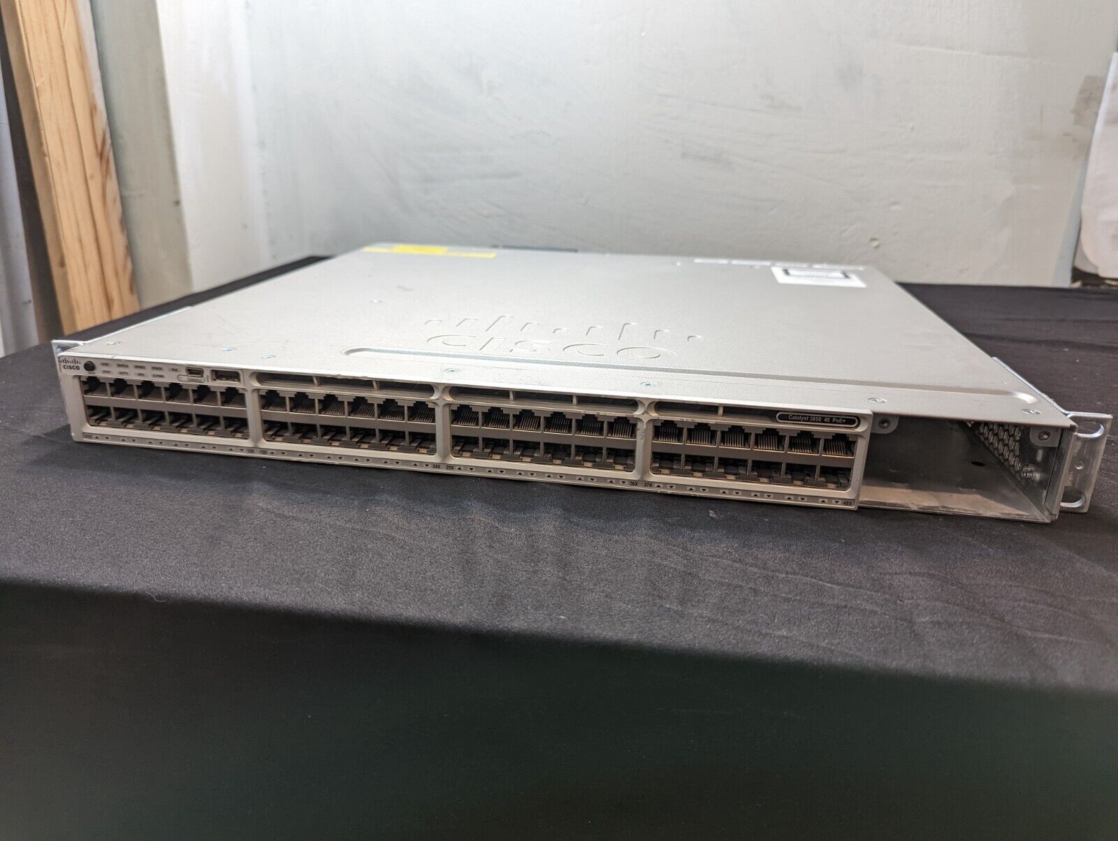 Cisco Catalyst 3850 48 PoE+ (WS-C3850-48F-S V08) Switch & 1x PSU