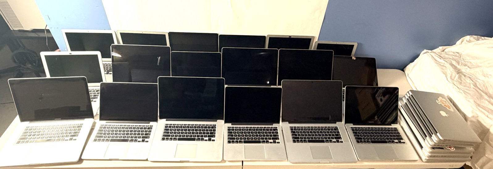 LOT OF 26 UNITS OF APPLE MACBOOK AIR A1466 / A1465/ A1398 / A1502 / A1286 /A1278