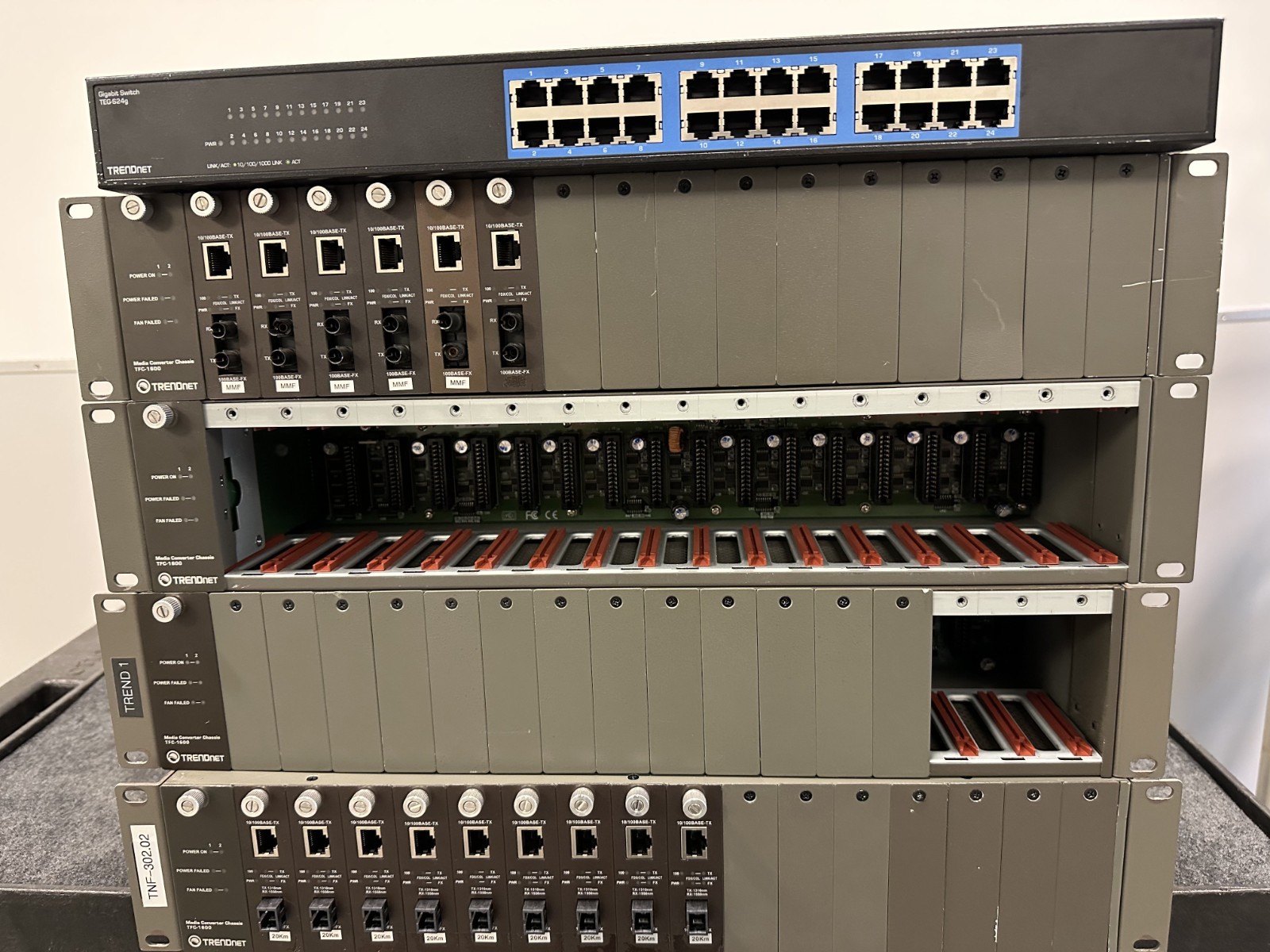 TRENDnet : LOT : 4 TFC-1600 frames : 15 x 10/100 FIBER modules : Gigabit Switch
