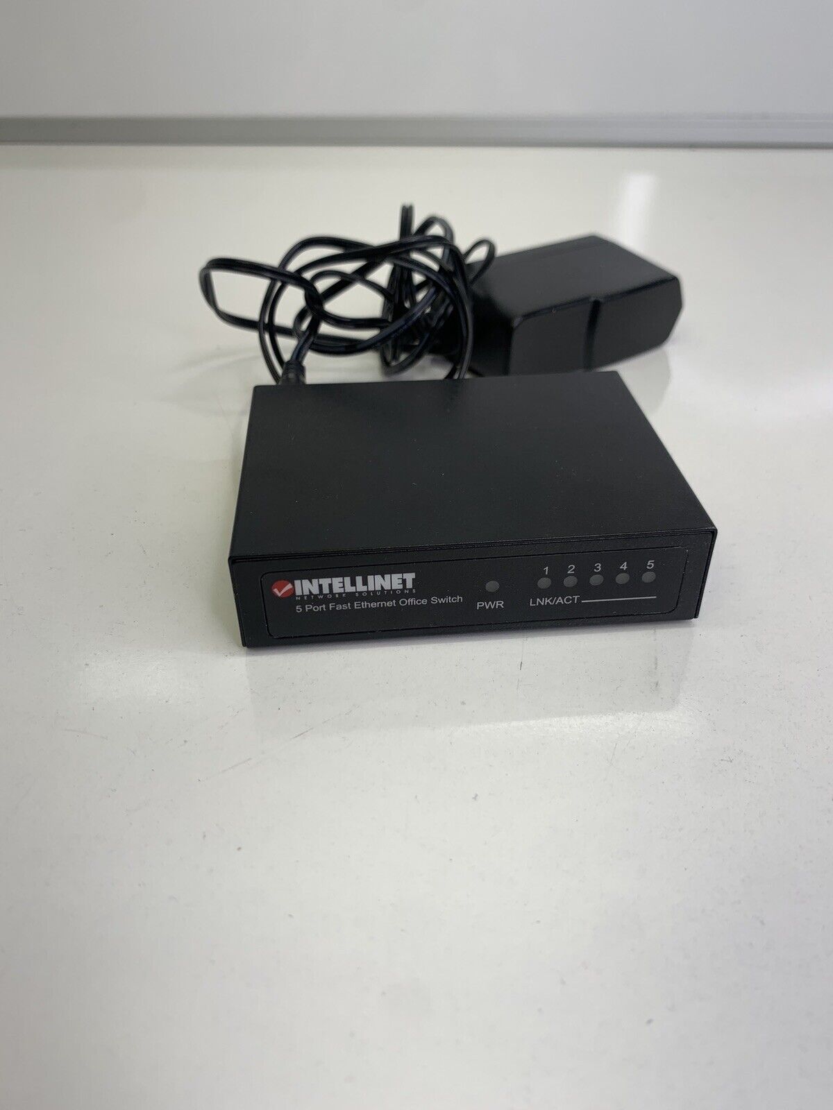 Intellinet 5-Port Network Switch 10/100 Mbps Fast Ethernet Switch w/ AC Adapter