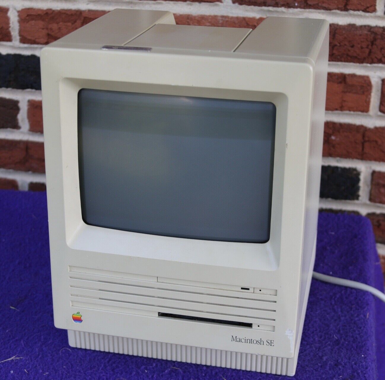 Vintage 1986 Apple Macintosh SE M5011 Computer - Power up - Hard disk erased