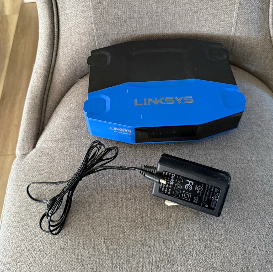 Linksys SE4008 8 port gigabit switch