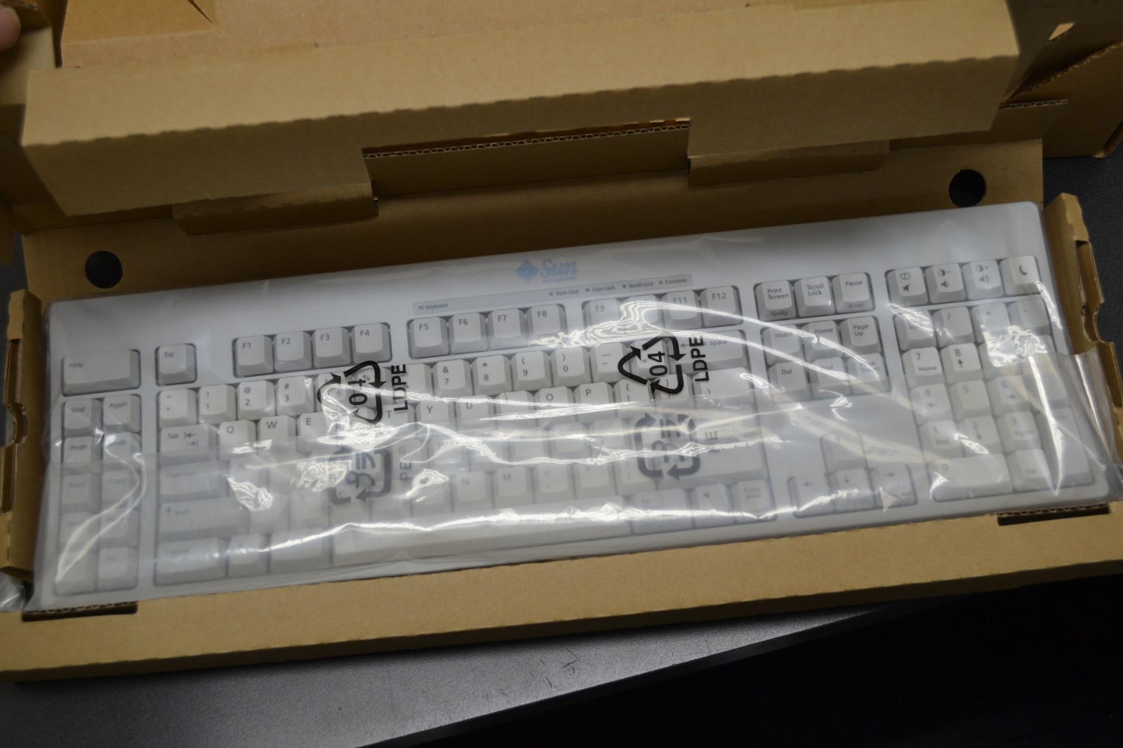 NEW , SUN X373 1A,   565-1831-03 , KeyBoard  ENGLISH.   **NEW in Box