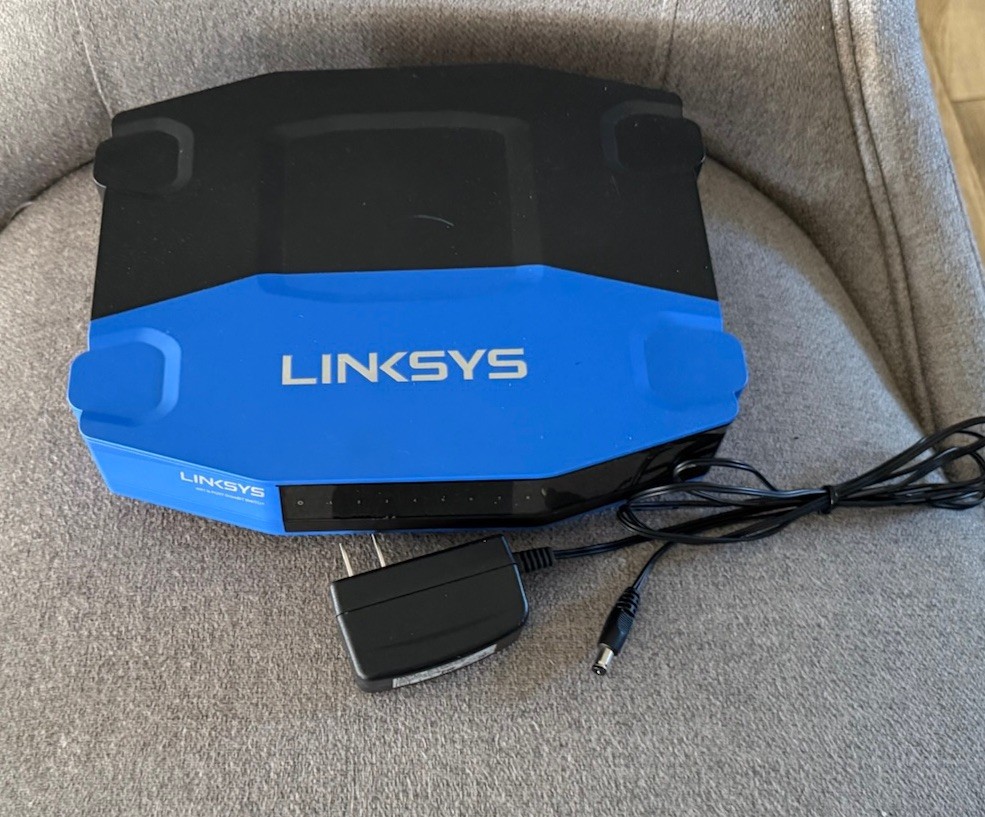 Linksys SE4008 8 port gigabit switch